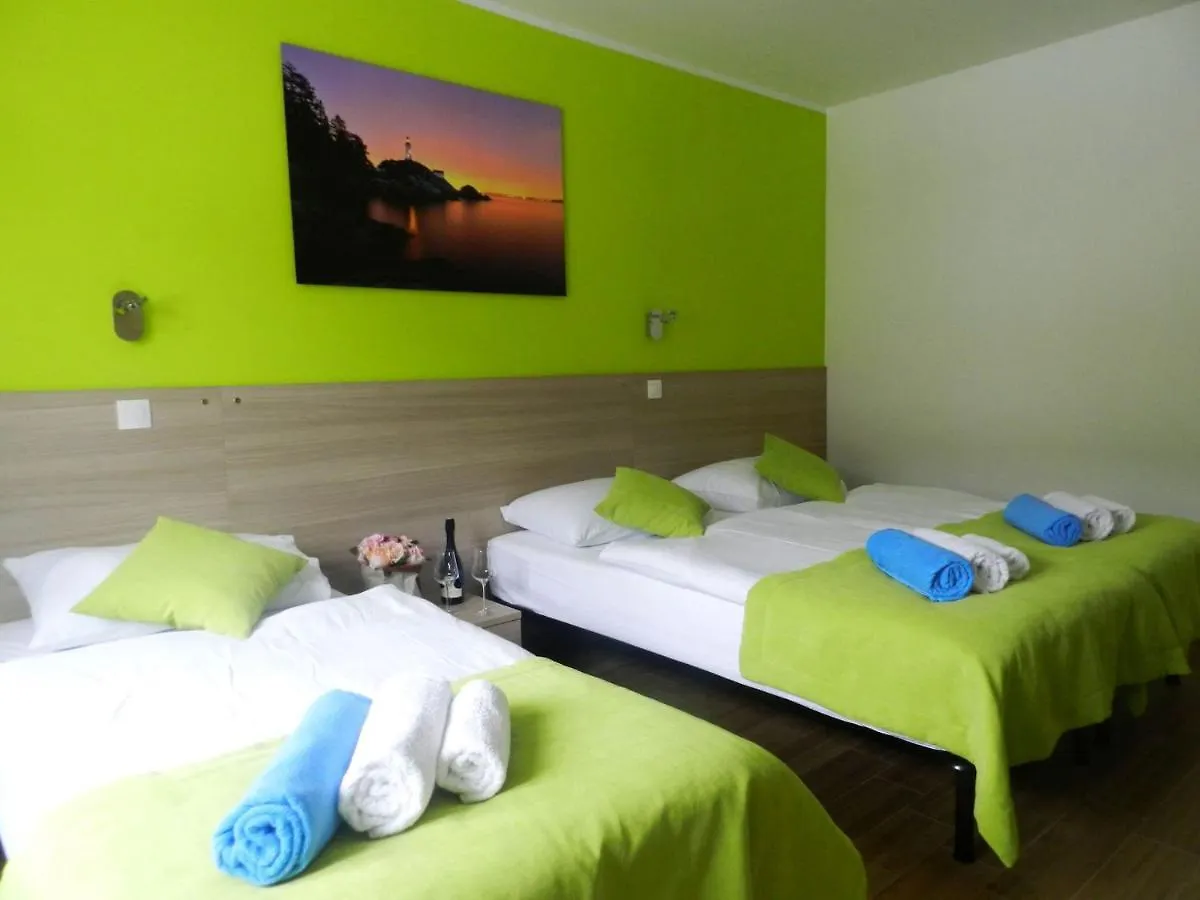 Yourcroatiaholiday - Villa With 6 Rooms